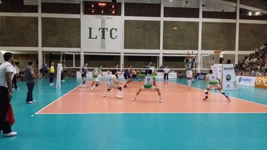 Fora de casa, Anápolis Vôlei reencontra a vitória e encosta nos líderes