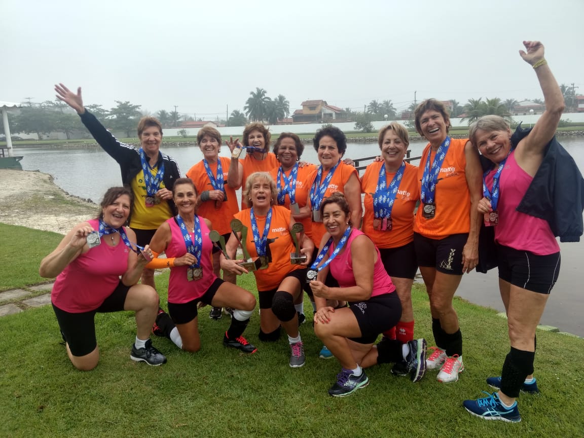 Grupo de amigas dispensa crochê e leva medalhas em três categorias acima dos 60