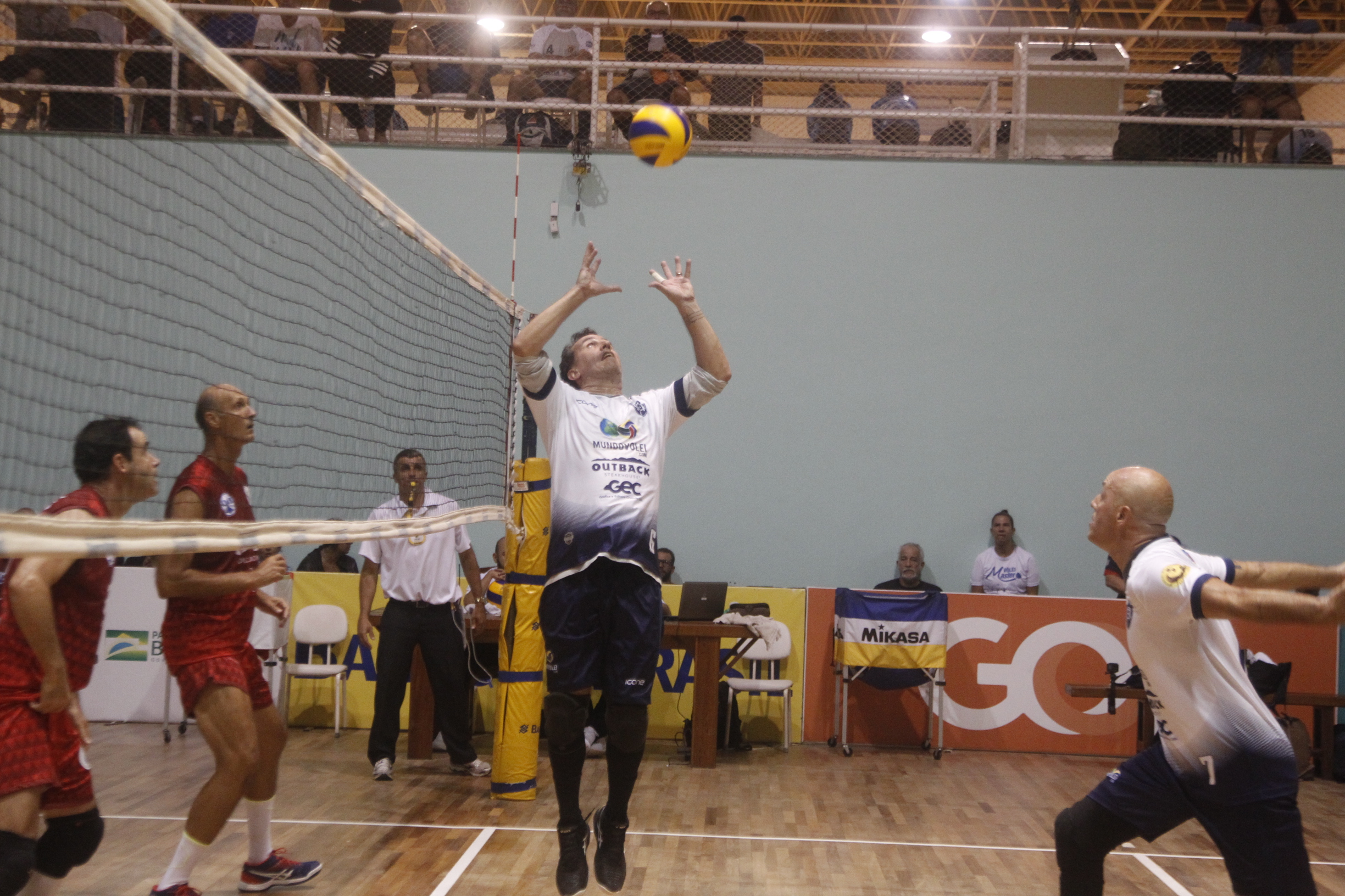 Mundo Vôlei 50 mantém cabeça no lugar e conquista vaga na semifinal do 50+ 