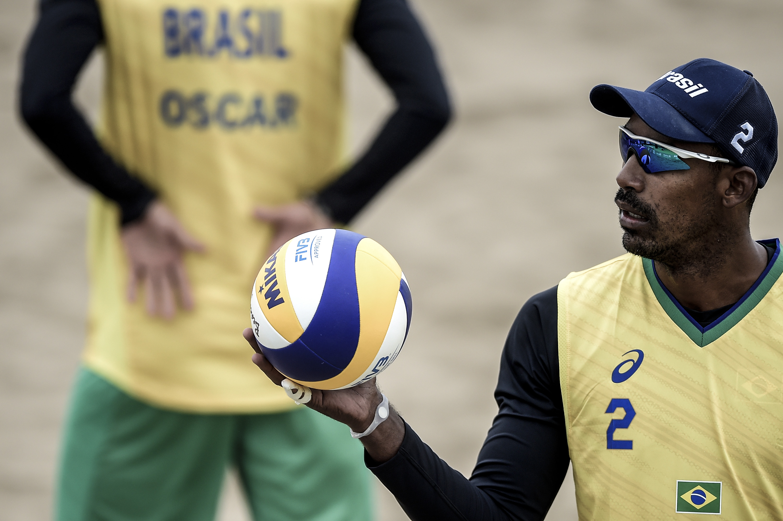 Oscar e Thiago vencem uruguaios e lideram grupo no vôlei de praia