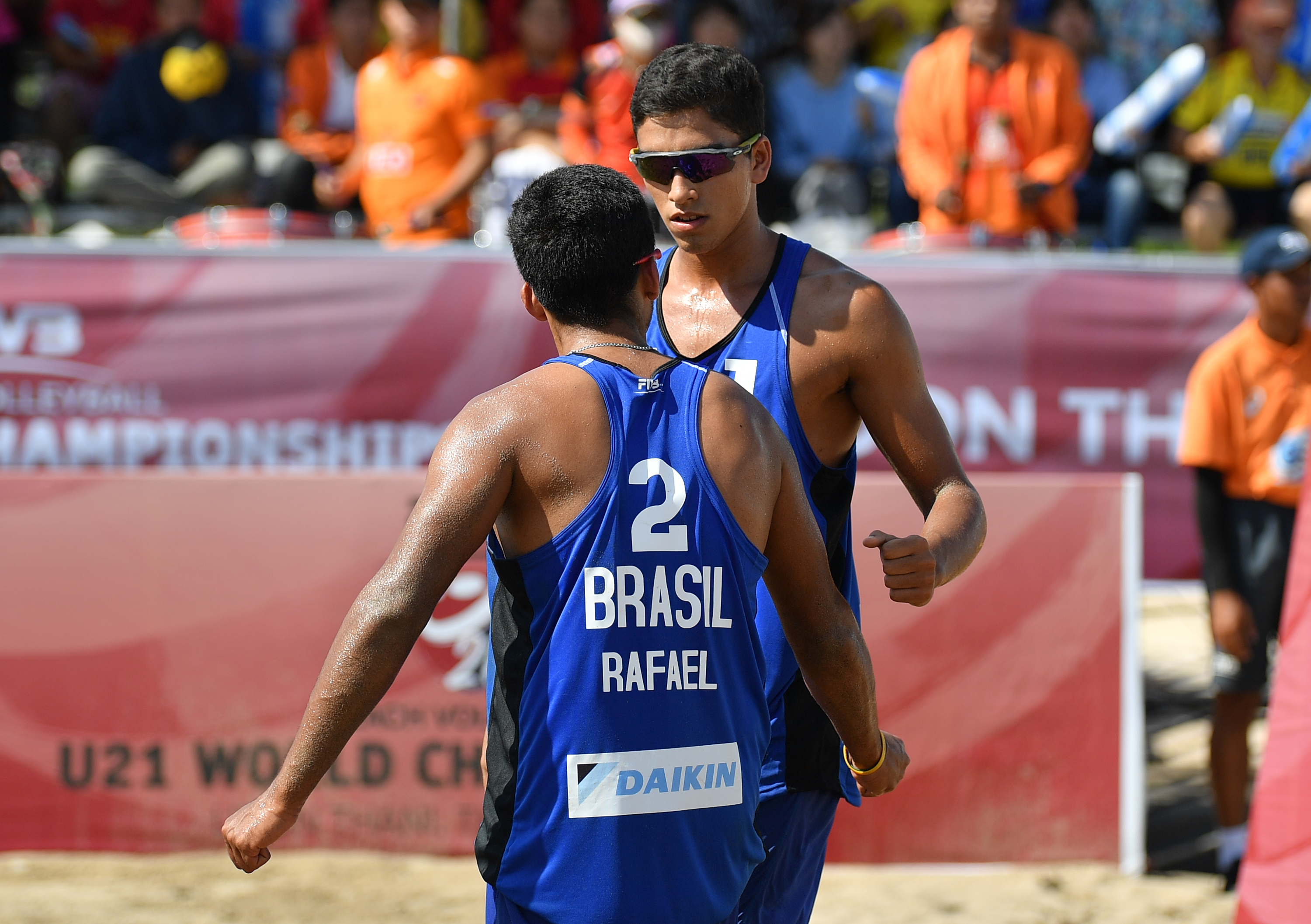 Rafael/Renato avança à final, e Vitoria/Victoria vai à semi