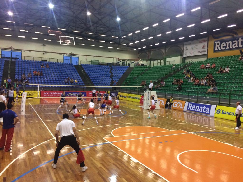 Vôlei Valinhos vence e assume liderança isolada