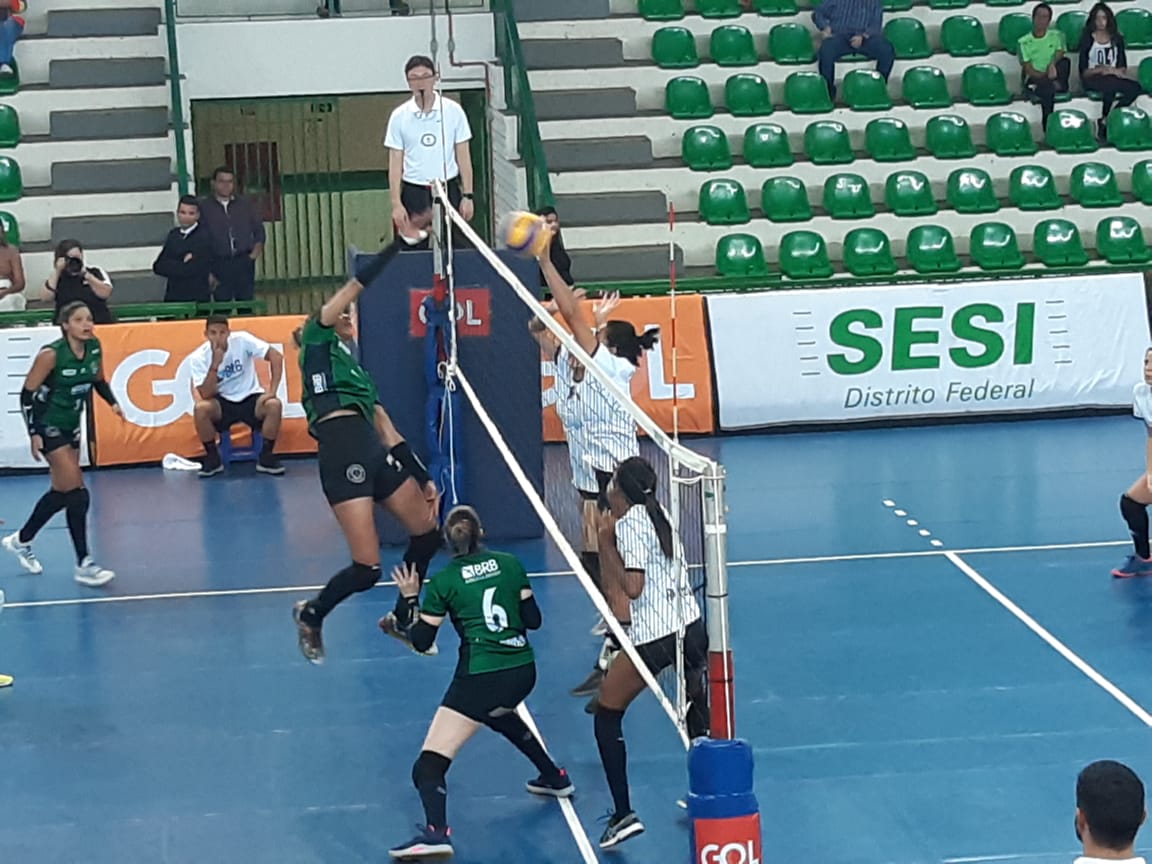 Brasília Vôlei vence a terceira seguida e se isola na liderança