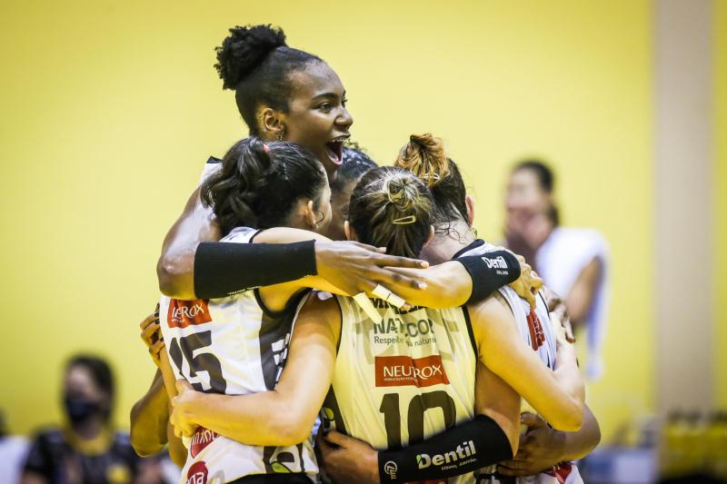 Dentil/Praia Clube vence Curitiba Vôlei e segue na liderança 