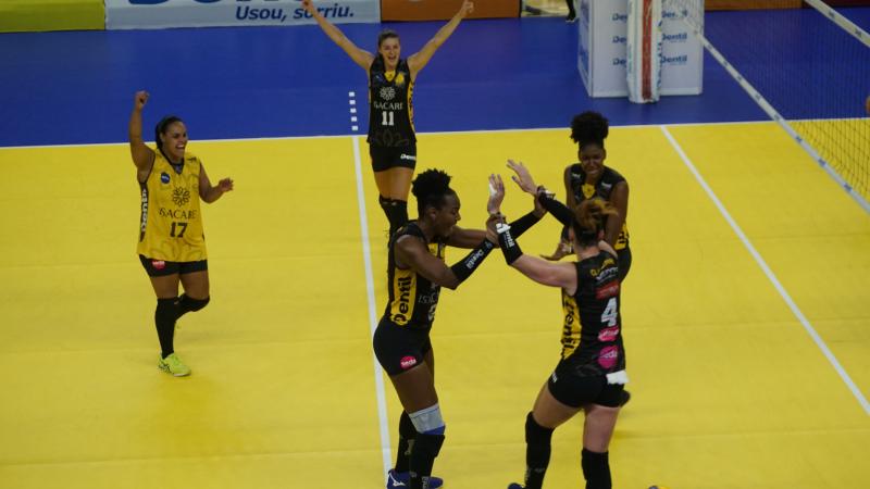 Dentil/Praia Clube vence o Fluminense e segue invicto