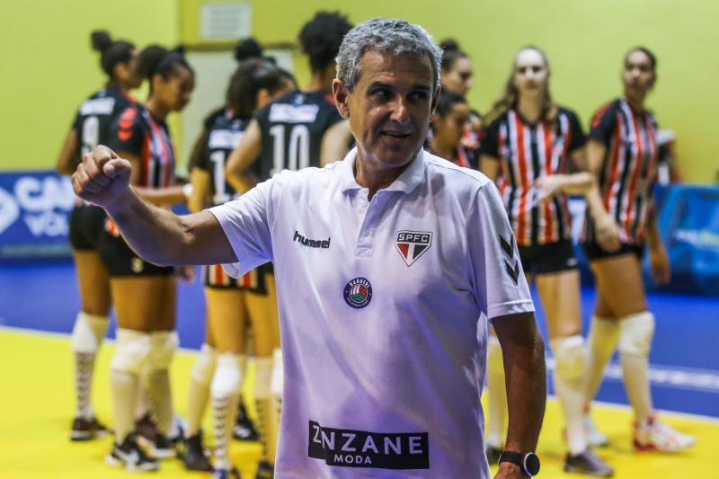 Duelo de técnicos companheiros na seleção é destaque na rodada