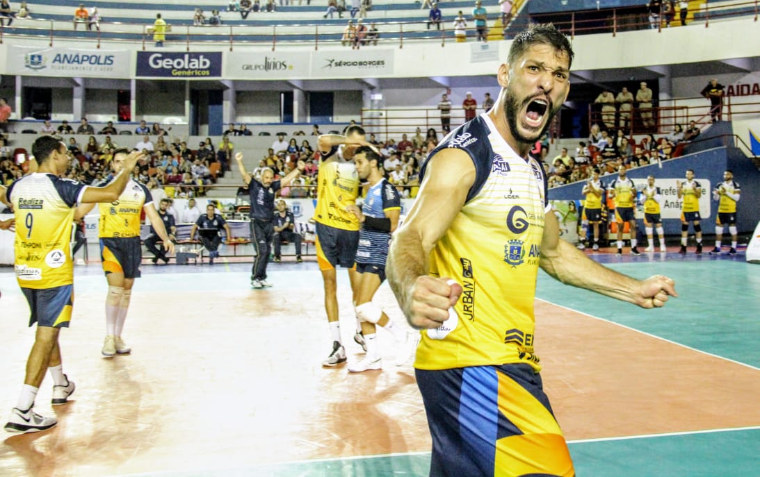 Em duelo de cinco sets, Anápolis Vôlei supera São José Vôlei