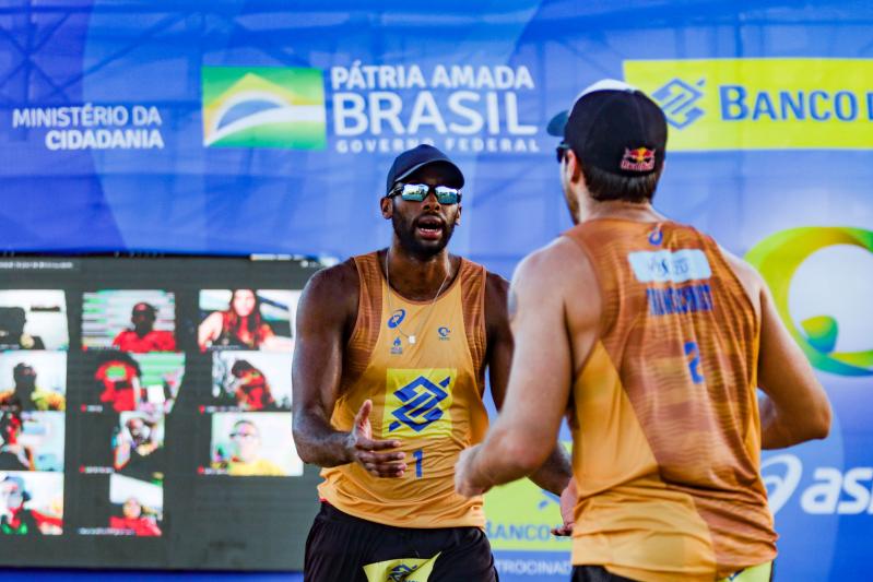 Evandro/Bruno Schmidt e André/George fazem final da quarta etapa em Saquarema 