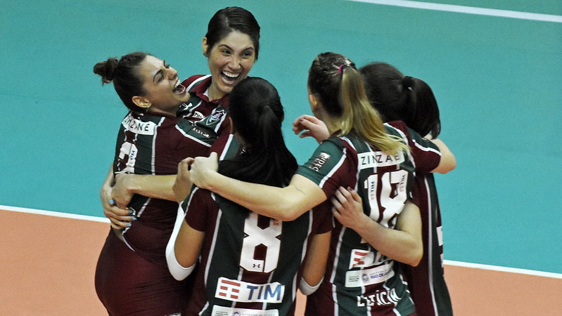 Fluminense e Curitiba Vôlei duelam nesta segunda-feira 