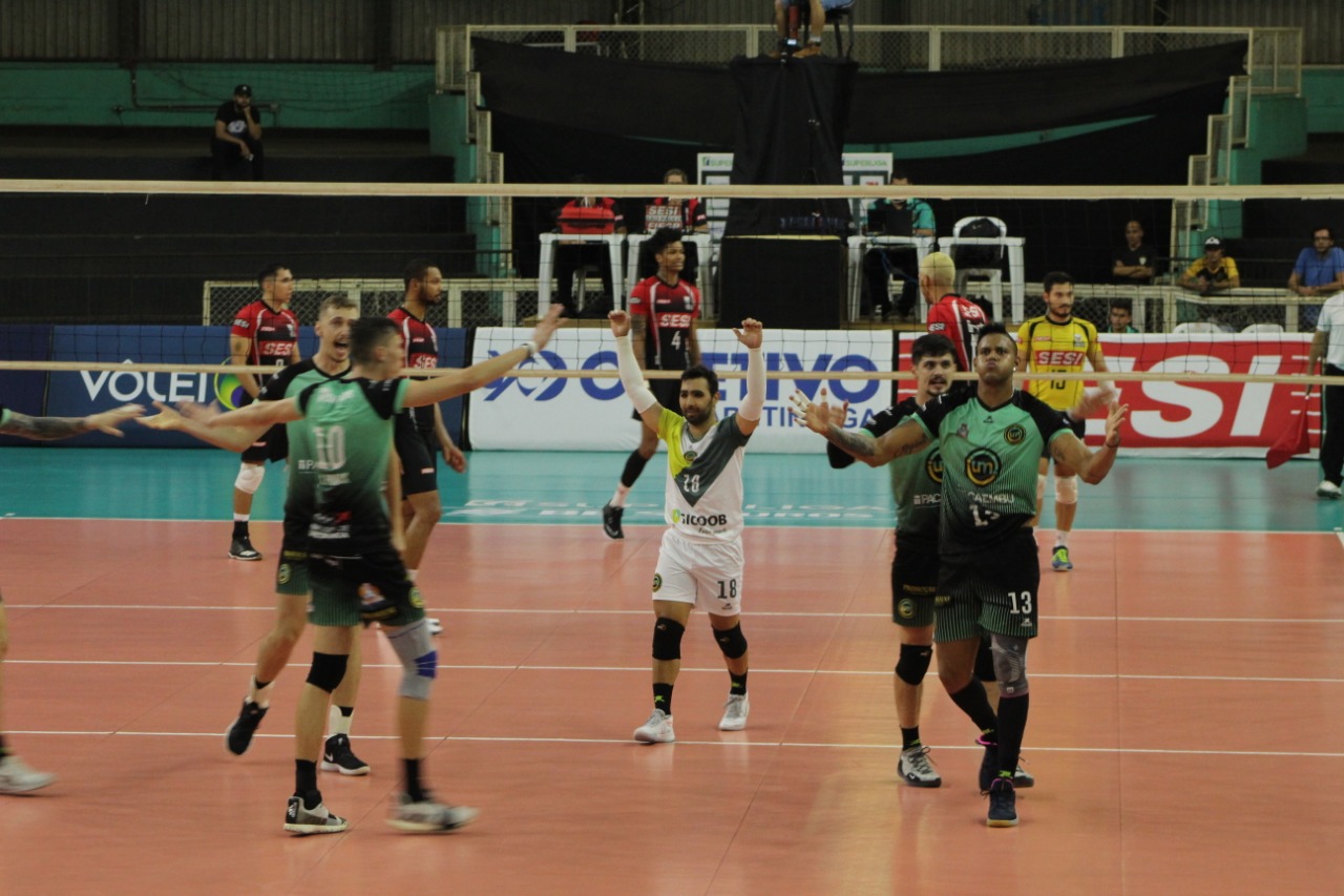 Vôlei UM Itapetininga e Vôlei Renata duelam no encerramento da rodada