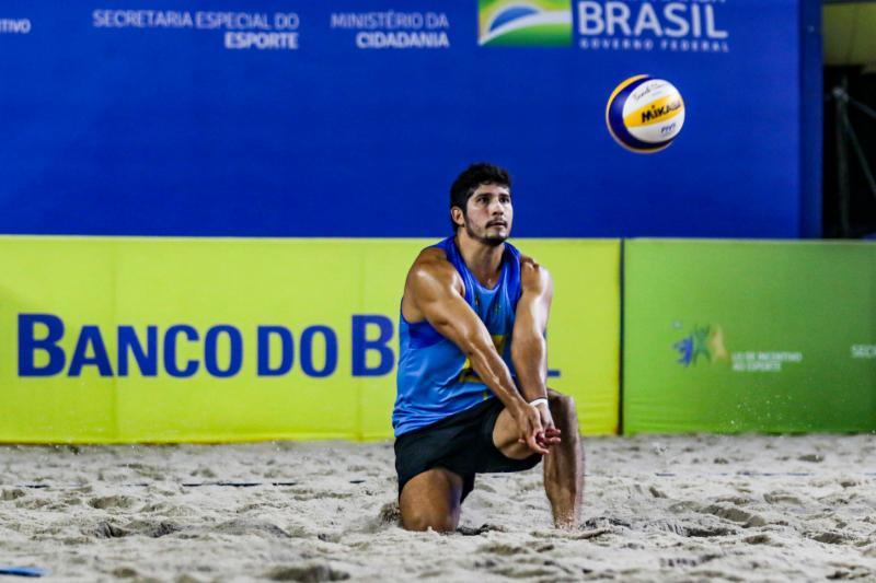 Atleta profissional e veterinário, Fábio Bastos divide o coração entre o vôlei de praia e os animais