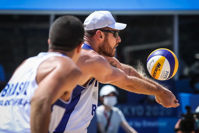 Brasil estreia no vôlei de praia com vitória dupla sobre Argentina