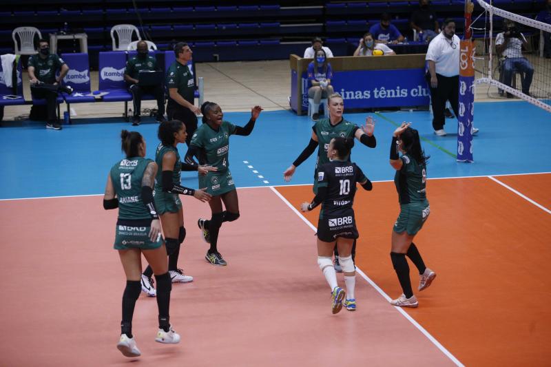 Brasília Vôlei e Dentil/Praia Clube se enfrentam em dia com cinco jogos