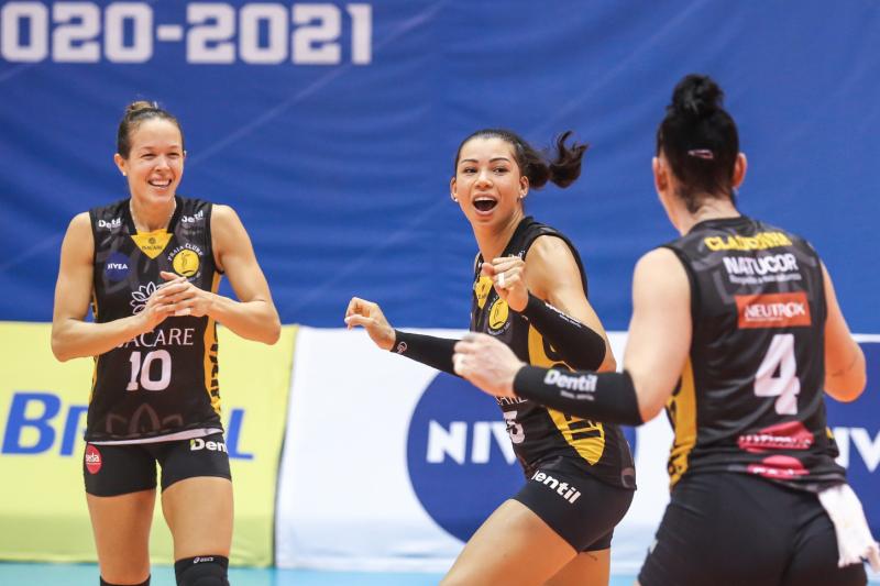 Carol e Thaisa lideram equipes para playoff final