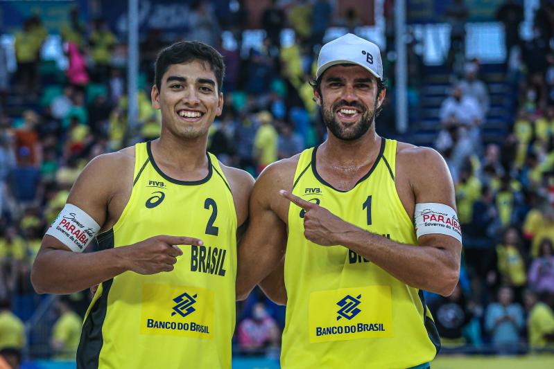 Depois de três títulos no Brasileiro Open, Vítor Felipe e Renato chegam à final da etapa brasileira do Circuito Mundial