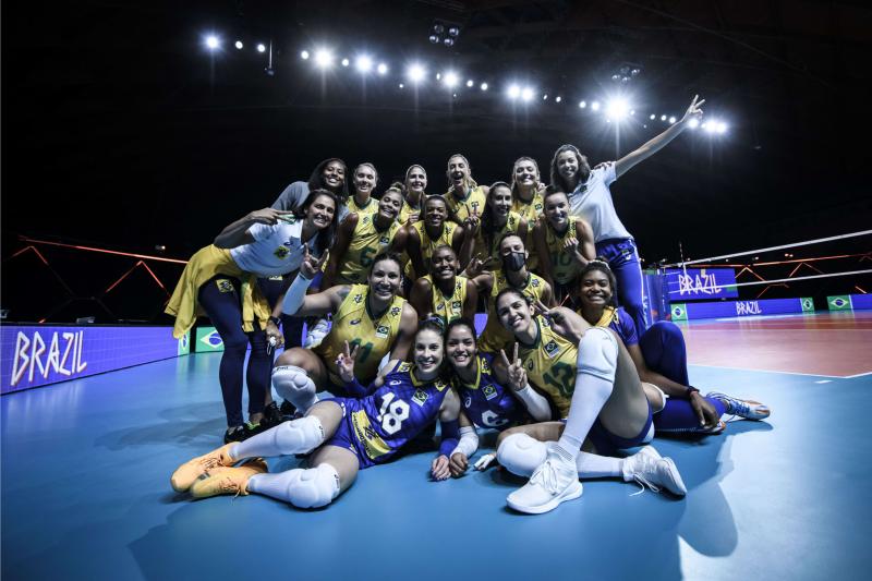 Seleção feminina enfrenta Japão por lugar na decisão