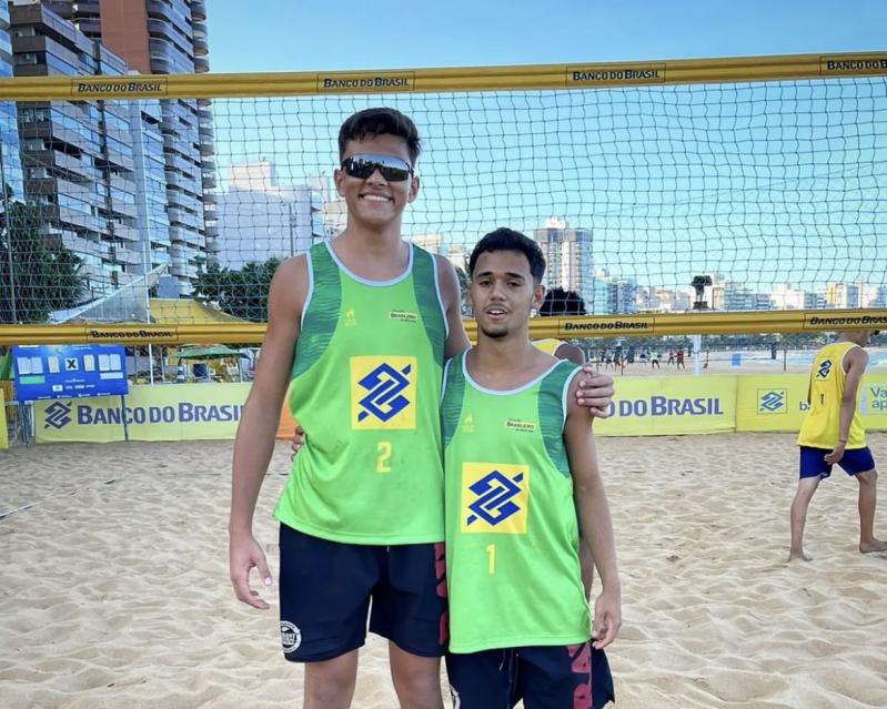 Com 1,97m e campeão brasileiro sub-17, Bernardo Chassot defende o Fluminense (RJ) no CBI de vôlei de praia sub-17