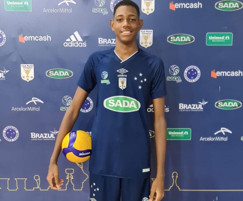 Com menos de seis meses de voleibol, gigante de 2,06m e 16 anos disputa a Primeira Divisão sub-18 masculina do CBS 