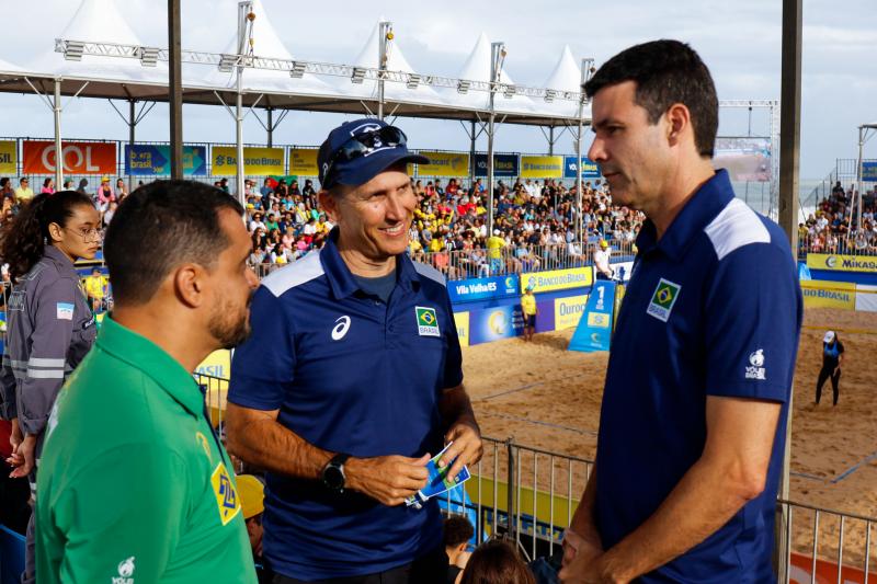 Do Mundial de vôlei de praia ao Circuito Brasileiro, do adulto à base: comissão técnica permanente da CBV acompanha duplas nacionais de perto