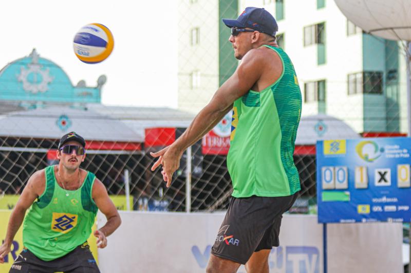 Heitor colhe frutos de encontros inesperados e acha caminho no vôlei de praia ao lado de Tony