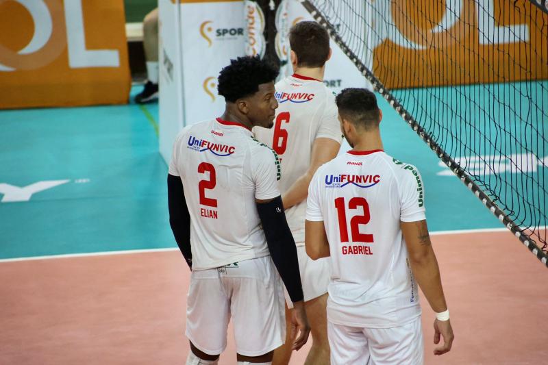 Jovens pontuadores se enfrentam na partida entre Funvic/Educacoin/Natal e Vôlei Renata pela Superliga Masculina