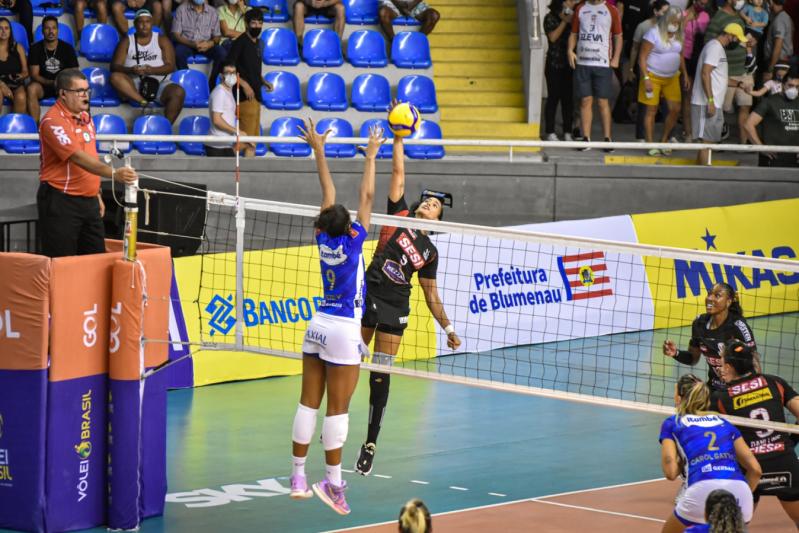 Pela Superliga, Sesi Vôlei Bauru recebe Itambé/Minas em reedição da final da Copa Brasil 