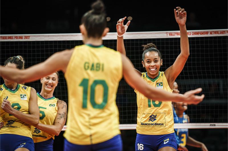 Seleção feminina vence Colômbia e garante lugar na segunda fase 