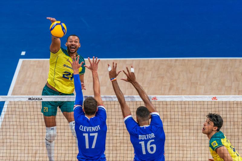 Brasil segura pressão da torcida e vence anfitriã França no encerramento da segunda etapa da Liga das Nações masculina