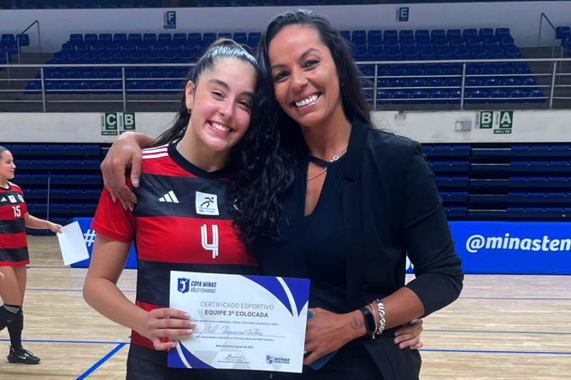 Com a mesma camisa 4 da mãe, a bicampeã olímpica Paula Pequeno, Mel defende o Flamengo na fase classificatória do CBI feminino sub-19