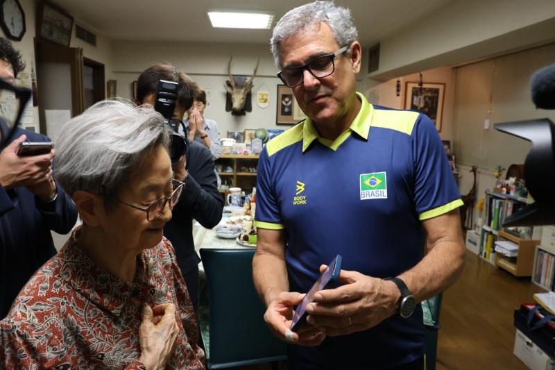 Em Tóquio, José Roberto Guimarães encontra viúva do lendário treinador japonês Yasutaka Matsudaira 