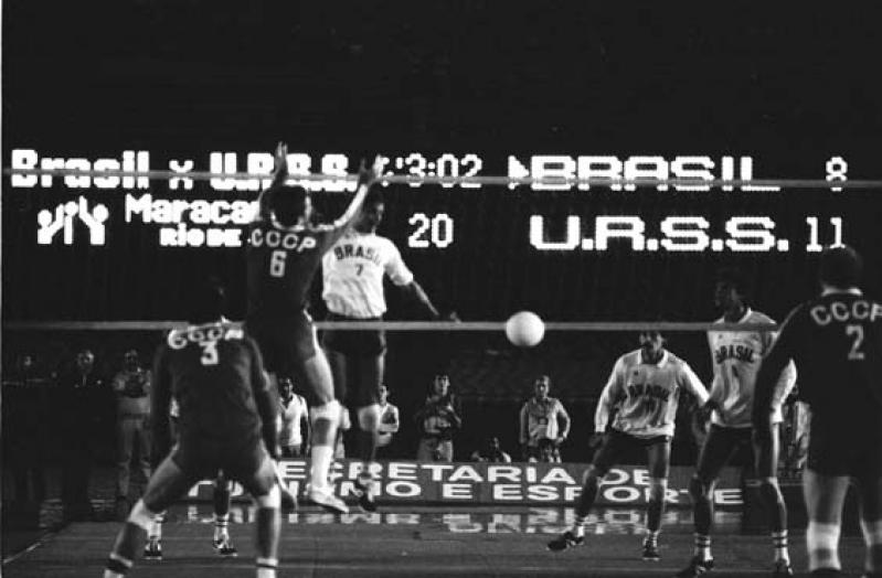 Há 40 anos, Brasil e União Soviética marcavam a história do voleibol mundial com jogo épico no Maracanã 