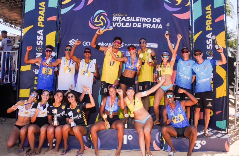 Julhia/Karem e Pedro/Henrique são campeões da temporada 2023 do Circuito Brasileiro de vôlei de praia sub-21. 