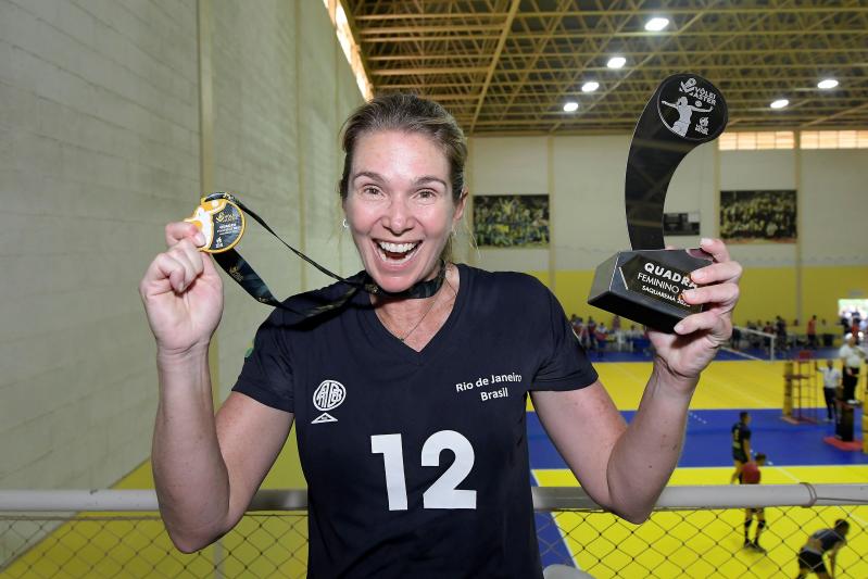 Mãe do tenista João Fonseca, líder do ranking mundial juvenil e campeão do US Open, conquista o ouro no Vôlei Master 2023