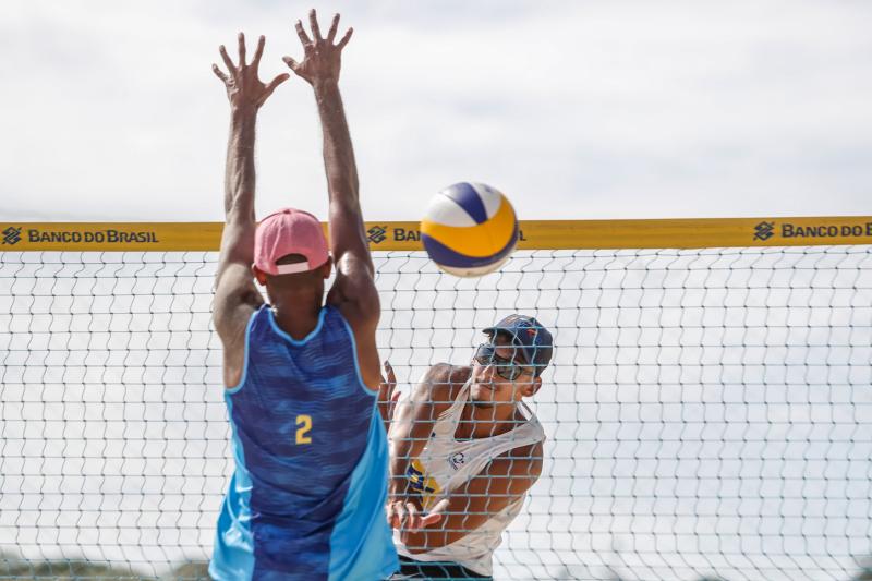 Na quarta etapa do Circuito Sul-Americano de vôlei de praia, no Chile, quatro brasileiros vivem a emoção da primeira competição fora do país