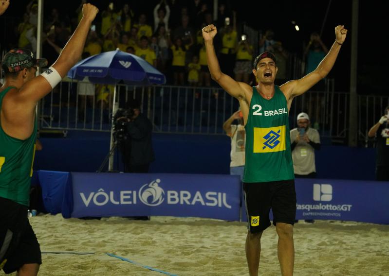 Não é replay: uma semana após ouro no Brasileiro, André e George são tricampeões da etapa de Itapema do Circuito Mundial de vôlei de praia