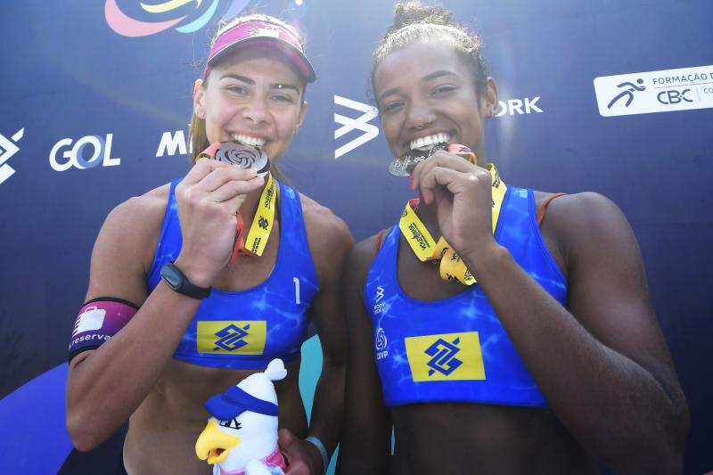 No Aberto de Salvador, Victoria e Aninha conquistam o primeiro título no Circuito Brasileiro de Vôlei de Praia e estão classificadas para o Top 12 de Fortaleza