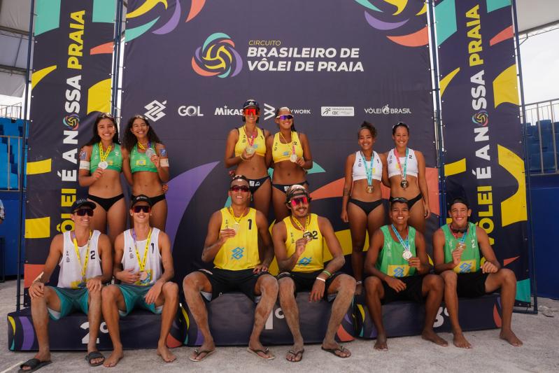 No seu primeiro pódio no Circuito Brasileiro de vôlei de praia, Karen vai ao lugar mais alto e, com Julhia, é campeã da 1ª etapa sub-21