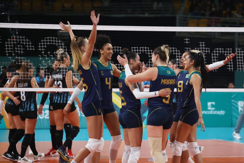 Seleção feminina derrota a Argentina e garante vaga na segunda fase dos Jogos Pan-Americanos